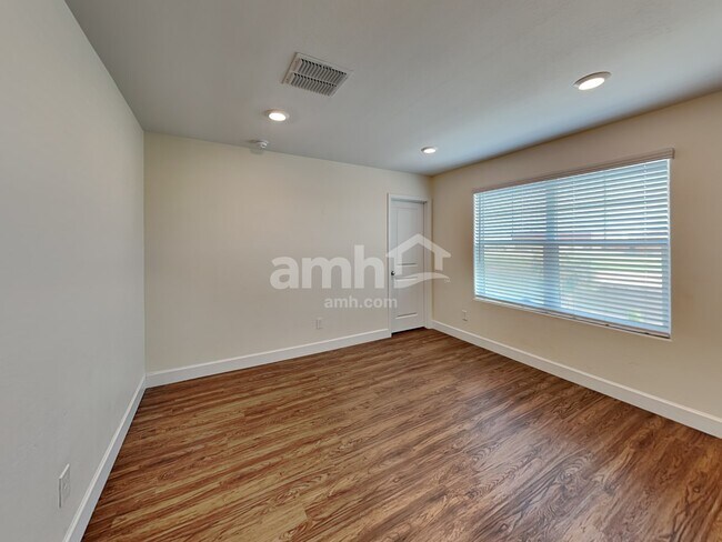 Building Photo - 5957 W Larkspur Dr