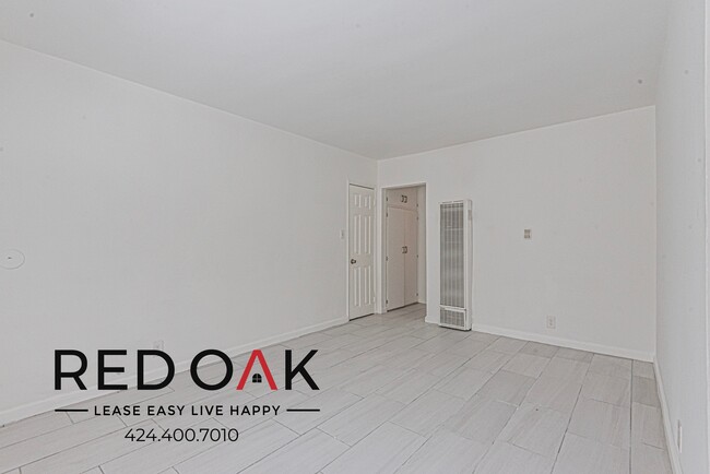 Building Photo - Charming One Bedroom Walk-Up Featuring Gor...