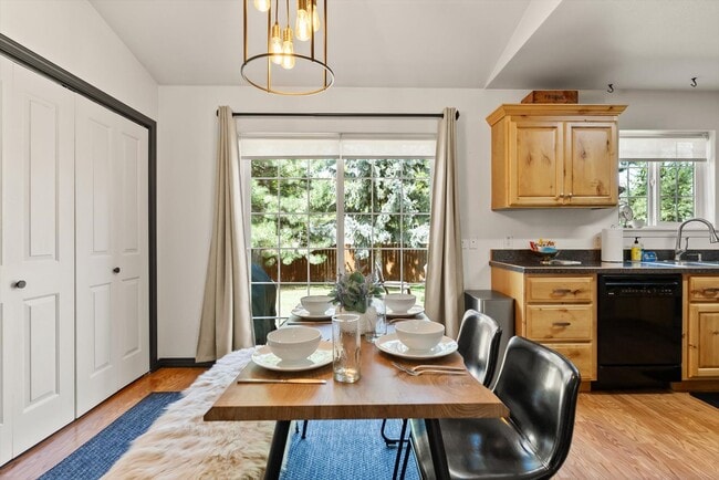 Primary Photo - Glacier Chalet – Cozy Columbia Falls Retre...