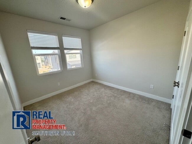 Building Photo - Woodland Estates Townhome