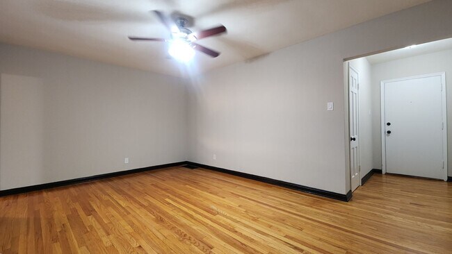 Building Photo - ***Dogtown***Beautiful Two Bedroom Available Soon!***In Unit Washer and Dryer