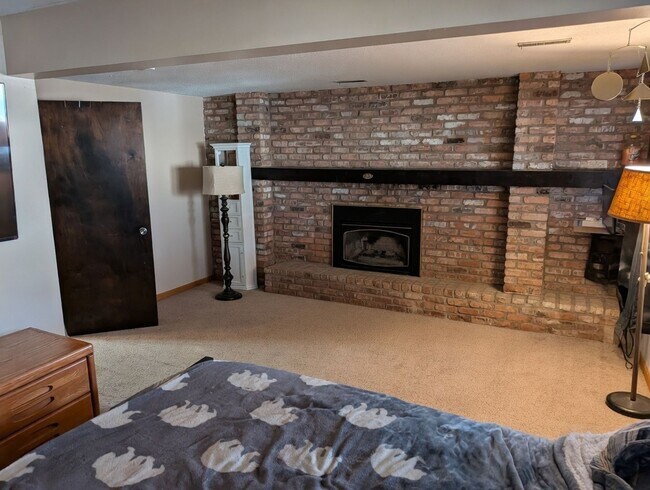 Building Photo - Awesome 3 bed unit