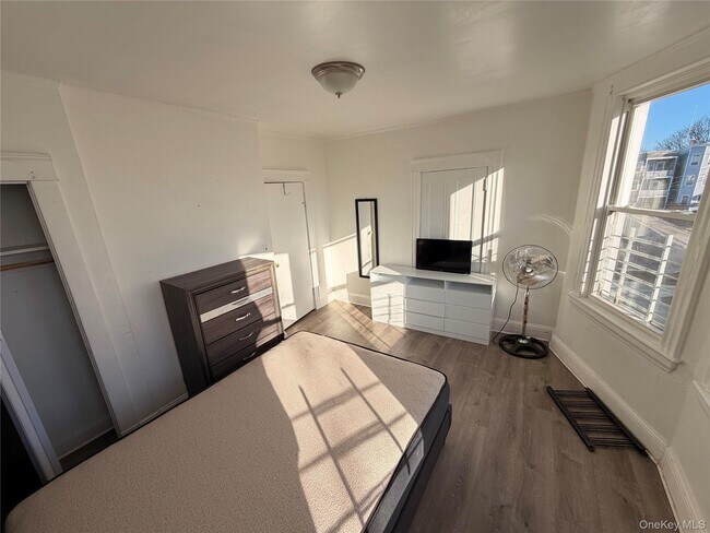 Building Photo - 13 Cedar St