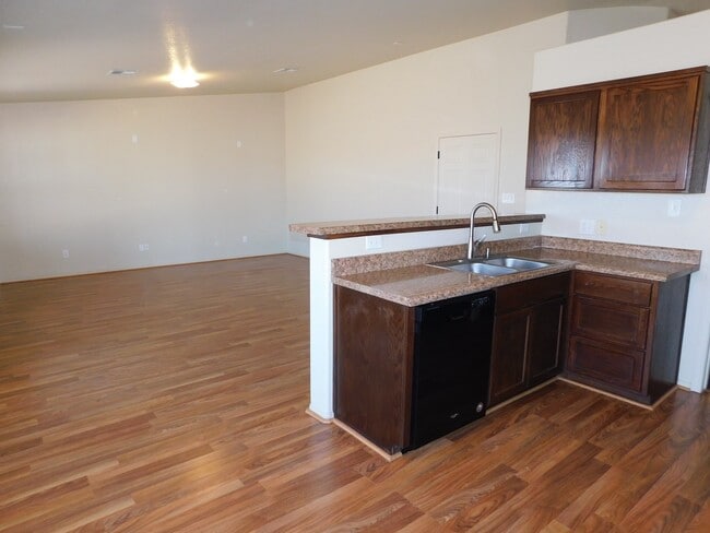 Building Photo - 4 BEDROOM HOME IN SAGUARO!