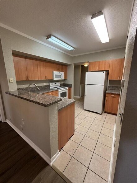 Building Photo - 2412 Belmont Ln