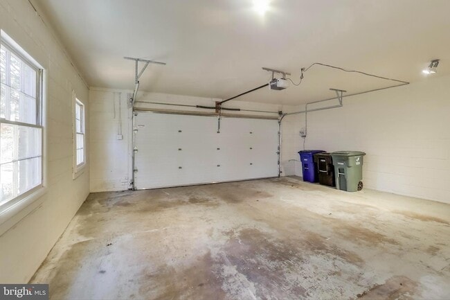 Building Photo - 4001 N Ridgeview Rd