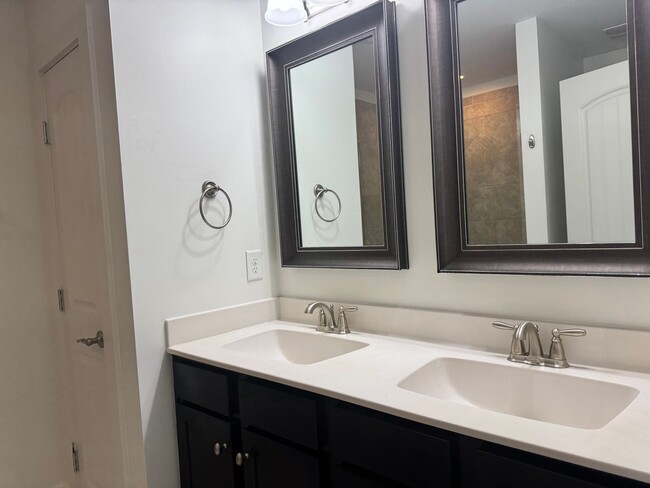 Building Photo - Beautiful 3BR Townhome in Franklin