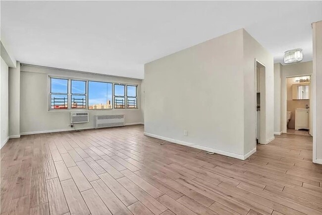 Building Photo - 2928 W 5th St