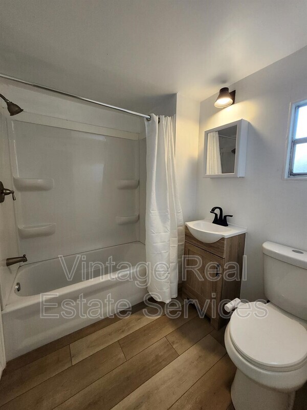 Building Photo - 114 Hillside Dr