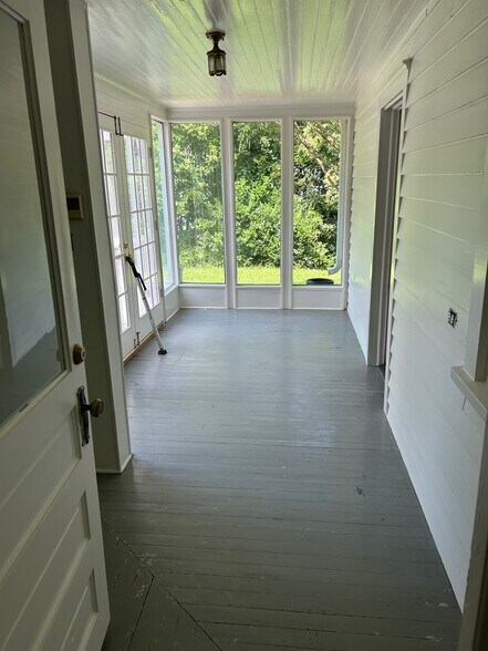 Sun Porch - 1014 Shepherd St