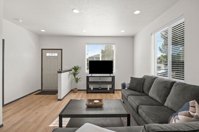 Building Photo - NEWLY RENOVATED 2 BEDROOM HOME.