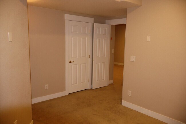 Building Photo - Stunning Modern Five Bedroom Home in Loveland