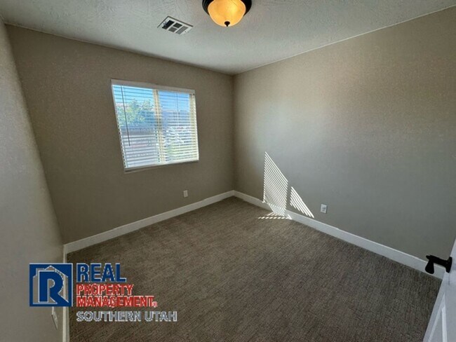 Building Photo - Desert Hills Townhome