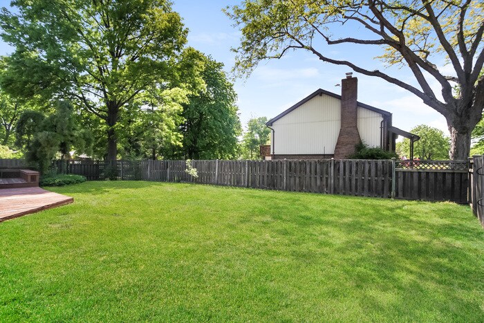Building Photo - 8233 Lake Ridge Dr