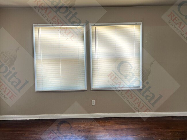 Building Photo - Spacious 3 Bedroom