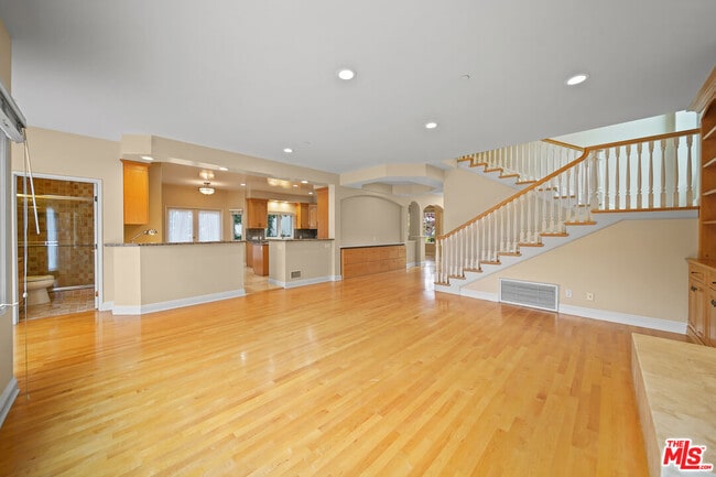 Building Photo - 248 S Swall Dr