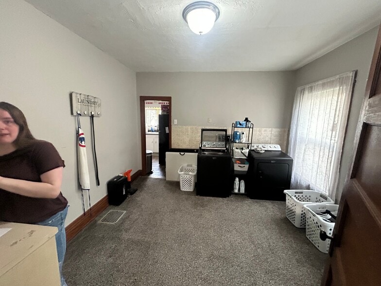 Building Photo - 121 S Main St