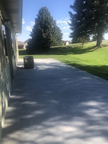 Patio - 2100 E Olympic Ave