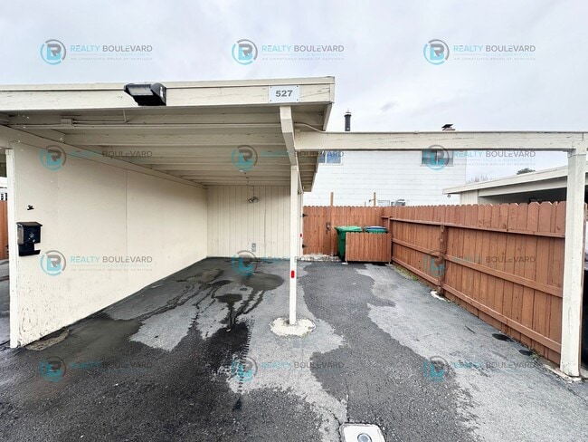 Building Photo - 527 Smithridge Park