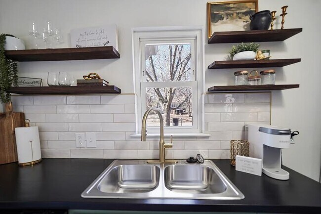 Building Photo - 2412 SW Mission Ave