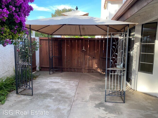 Building Photo - 3 br, 2.5 bath House - 1537 Apache Dr. Unit D