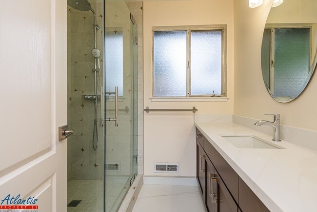 Building Photo - Beautiful Home | Remodeled | Desirable Location