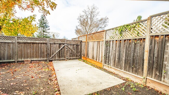 Building Photo - 493 Landsdown Cir