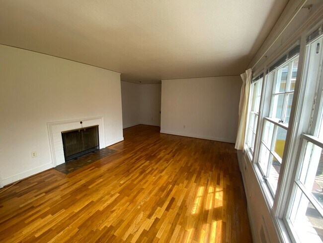 Building Photo - 1075 E 19th Ave