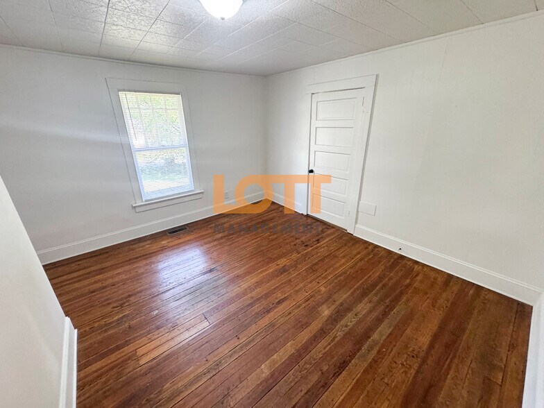 Building Photo - 24 Looper St