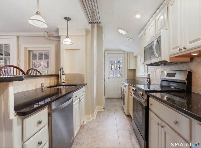 Building Photo - 410 Wilton Rd W