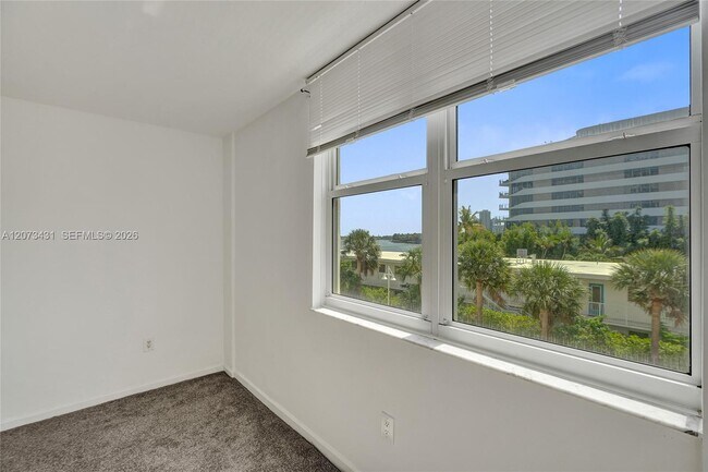 Building Photo - 10350 W Bay Harbor Dr