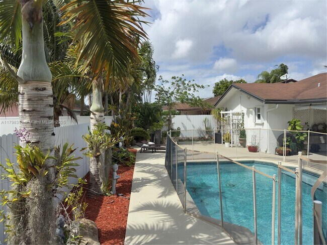 Building Photo - 10600 SW 146th Ct