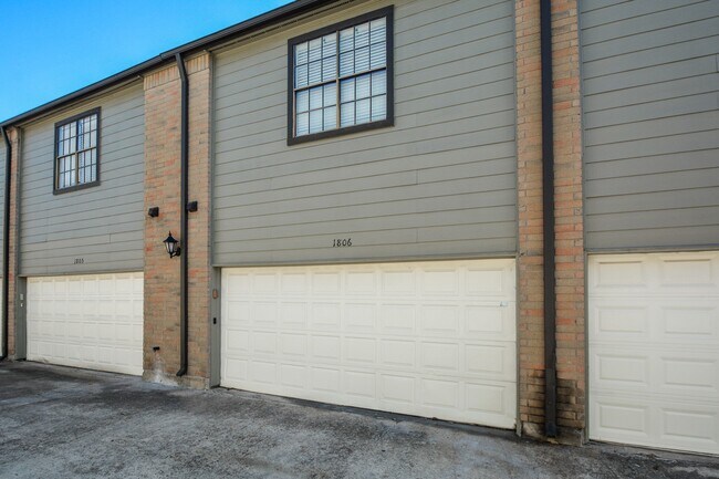 Building Photo - 9850 Pagewood Ln