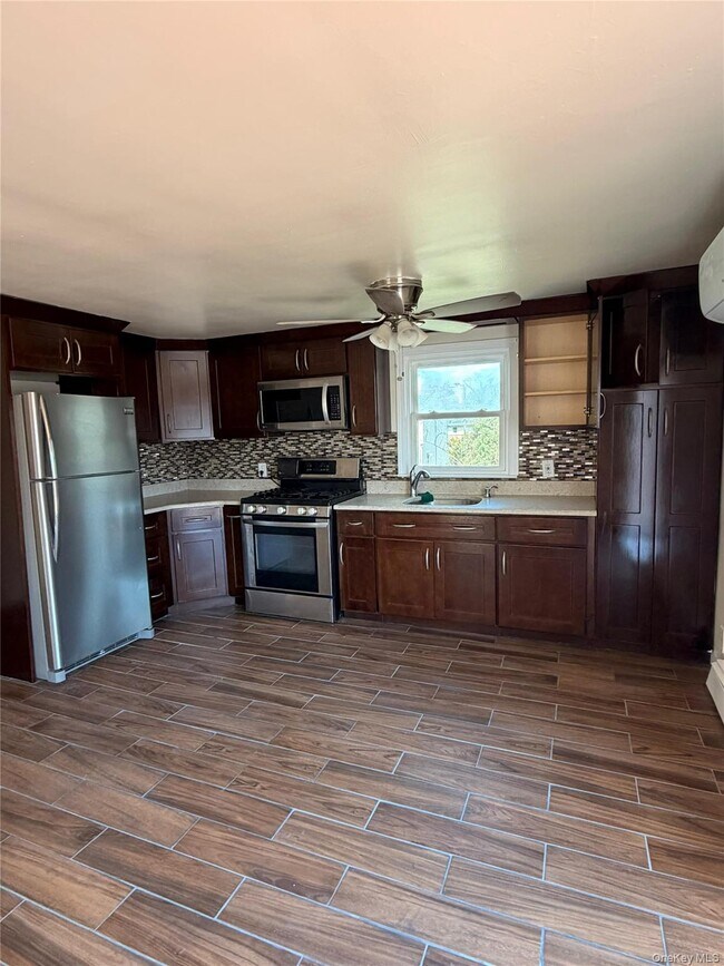 Building Photo - 133 Elm St