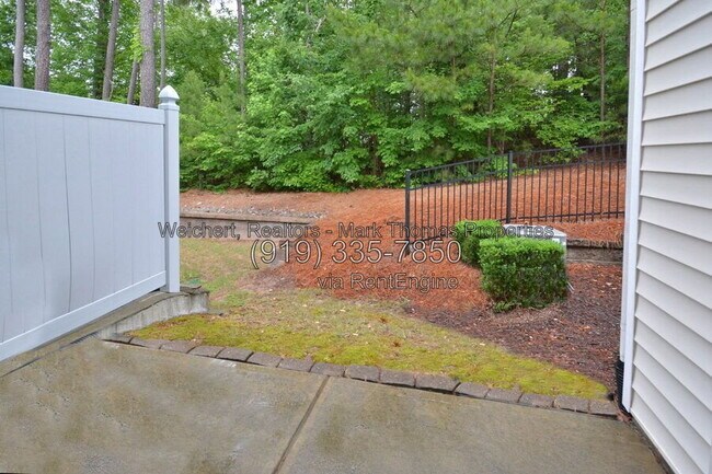 Building Photo - 100 Stratford Lakes Dr