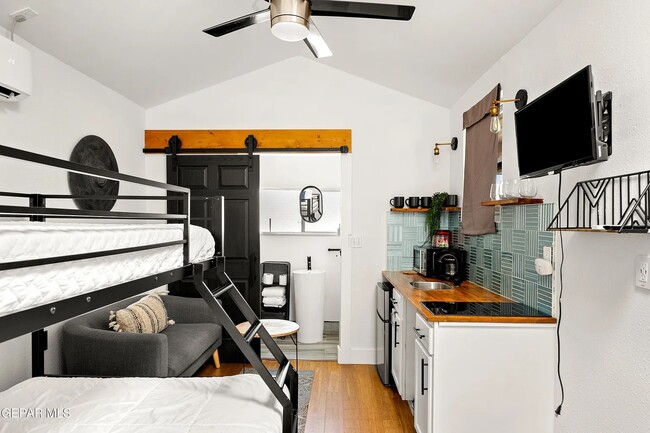 Building Photo - 721 Mesita Dr