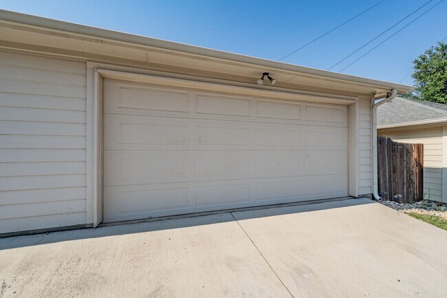 Building Photo - Charming 3-Bedroom, 2-Bathroom Townhome – ...