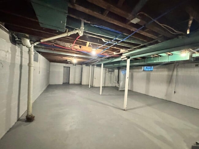 Building Photo - 9131 Manor