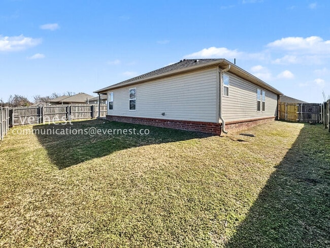 Building Photo - 3 Bed/2 Bath Home with Fenced Yard & Garage / Pet-Friendly / Available Soon!