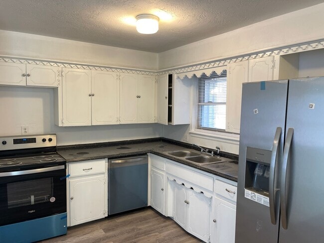 Building Photo - 4 bed 1.5 bath converted garage!