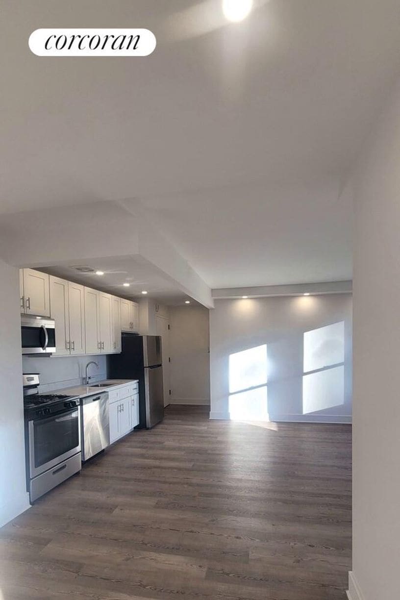 Building Photo - 45 W 81st St