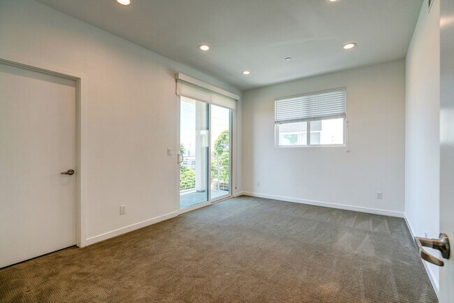 Building Photo - Luxury Penthouse Condo With Ocean Views in Ventura!
