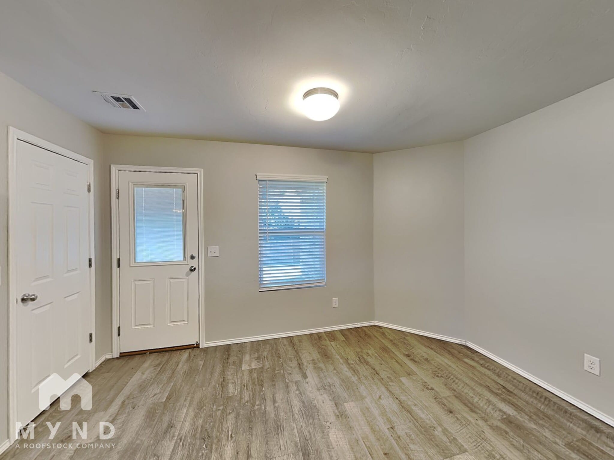 Building Photo - 726 W Lola Dr