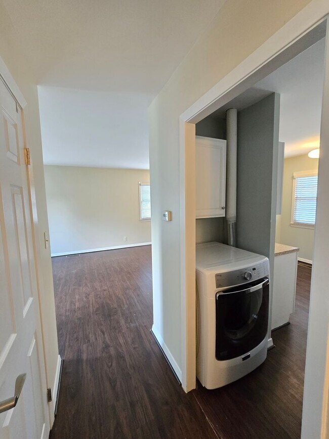 Building Photo - Newly remodeled 3 bed/1 bath home with a 1...