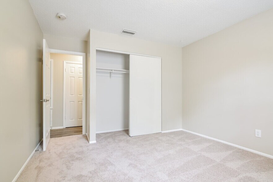 Building Photo - 2451 Glenview Dr