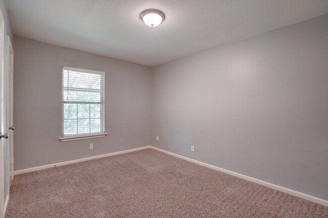 Building Photo - 304 John N Garner Cir