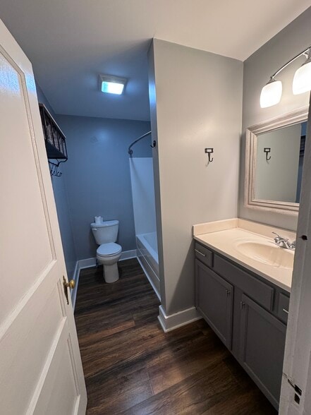 Building Photo - 1615 N Maple Ave