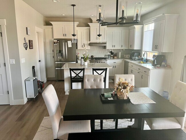 Building Photo - GORGEOUS CUSTOMIZED HOME - ALL THE DETAILS HERE!! 4bd/2.5ba + Bonus Rooms Excellent Location!!