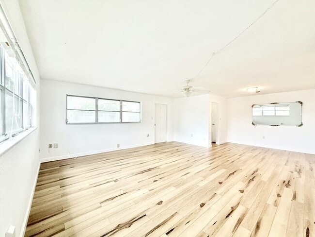 Building Photo - 445 32nd Ave N