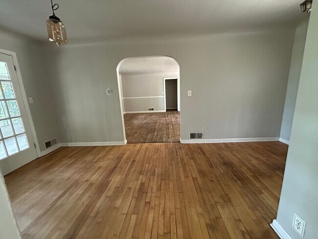 Building Photo - 2 Bed, 1.5 Bath Home with Basement and Sunroom